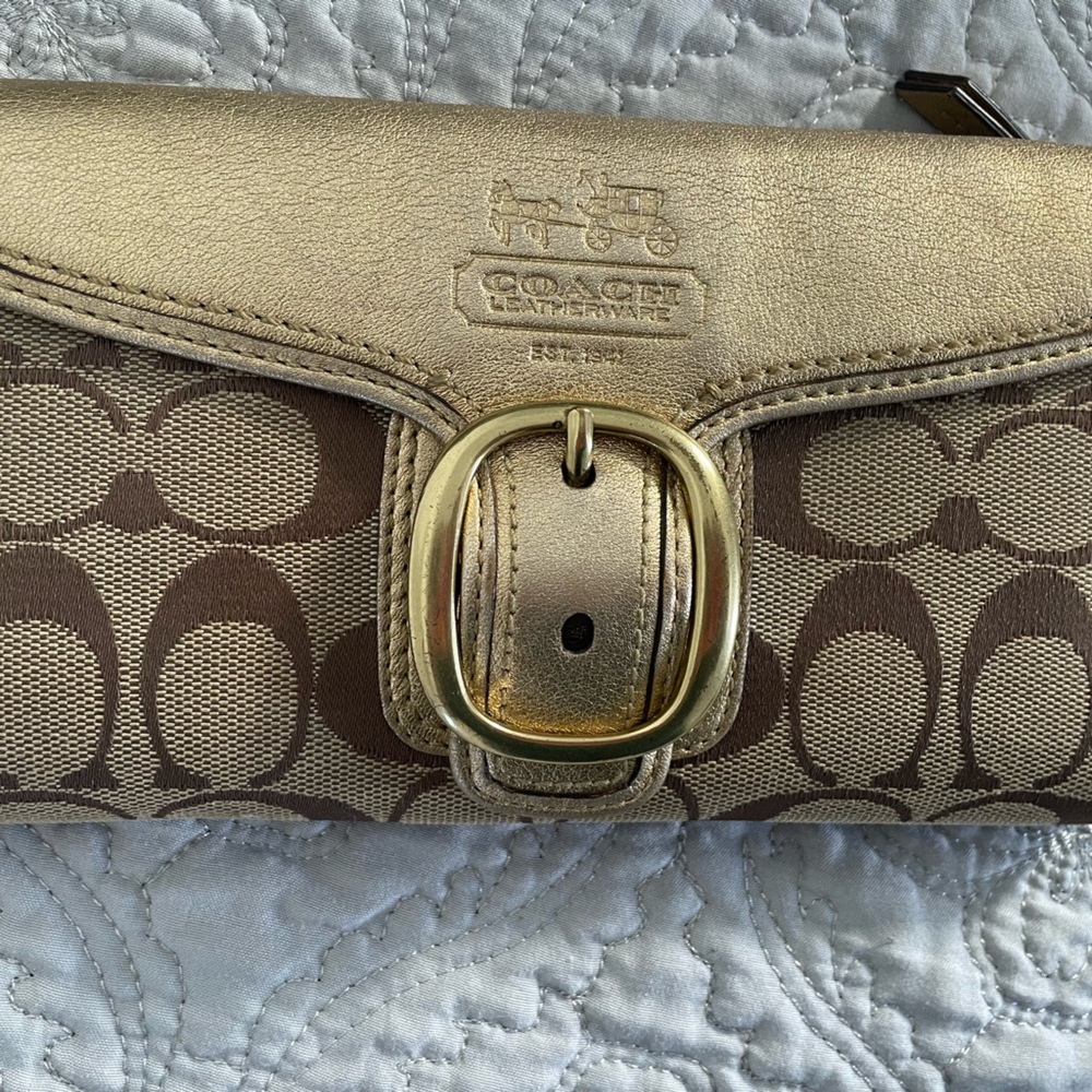 Coach wallet. Gold and logo